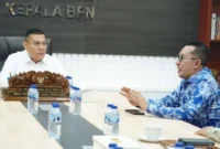 Bupati Tanah Datar Eka Putra bersama Rektor UIN Mahmud Yunus Prof. Delmus Puneri Salim menemui Wamen ATR/BPN Ossy Dermawan di Kantor Kementerian ATR/BPN RI, Jakarta Selatan, Kamis (20/11/2025). (Foto: Prokopim Tanah Datar)