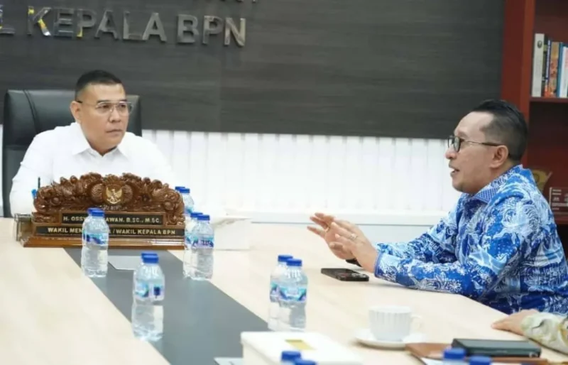 Bupati Tanah Datar Eka Putra bersama Rektor UIN Mahmud Yunus Prof. Delmus Puneri Salim menemui Wamen ATR/BPN Ossy Dermawan di Kantor Kementerian ATR/BPN RI, Jakarta Selatan, Kamis (20/11/2025). (Foto: Prokopim Tanah Datar)