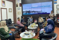 Sekda Kota Padang Andree Algamar menerima Konjen Malaysia Medan, Shahril Nizam bin Abdul Malek di Lounge Akmal Usman Balai Kota Padang, Aie Pacah, Kamis (20/11/2025). (Foto: Diskominfo Padang)