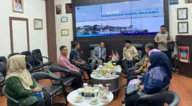 Sekda Kota Padang Andree Algamar menerima Konjen Malaysia Medan, Shahril Nizam bin Abdul Malek di Lounge Akmal Usman Balai Kota Padang, Aie Pacah, Kamis (20/11/2025). (Foto: Diskominfo Padang)
