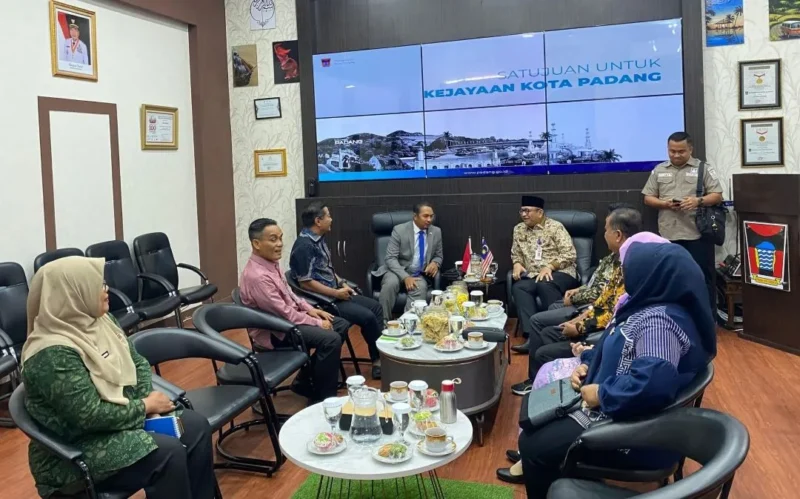 Sekda Kota Padang Andree Algamar menerima Konjen Malaysia Medan, Shahril Nizam bin Abdul Malek di Lounge Akmal Usman Balai Kota Padang, Aie Pacah, Kamis (20/11/2025). (Foto: Diskominfo Padang)