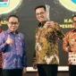 Bupati Solok Selatan, H. Khairunas menerima penghargaan dari Komisi Informasi Sumbar dalam acara Anugerah Keterbukaan Informasi Publik di Auditorium Gubernur Sumatera Barat, Selasa (18/11/2025). (Foto: Humas Pemkab Solsel)