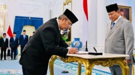 Presiden Prabowo Subianto melantik keanggotaan Komisi Percepatan Reformasi Polri di Istana Merdeka, Jakarta, Jumat (7/11/2025). (Foto: BPMI Setpres)