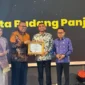 Sekdaprov Sumbar, Arry Yuswandi didampingi Ketua KI Sumbar, Musfi Yendra dan anggota Mona Sisca menyerahkan penghargaan kepada Wakil Wali Kota Padang Panjang, Allex Saputra, Selasa (18/11/2025) malam. (Foto: Kominfo Padang Panjang)