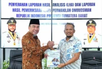 Wakil Wali Kota Padang Maigus Nasir menerima LHA dan LHP dari Kepala Perwakilan Ombudsman RI Sumbar, Adel Wahidi di Gedung Putih Kediaman Resmi Wali Kota Padang, Jumat (7/11/2025). (Foto: Prokopim Padang)
