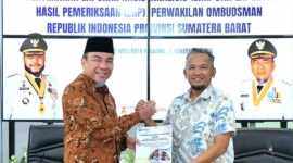 Wakil Wali Kota Padang Maigus Nasir menerima LHA dan LHP dari Kepala Perwakilan Ombudsman RI Sumbar, Adel Wahidi di Gedung Putih Kediaman Resmi Wali Kota Padang, Jumat (7/11/2025). (Foto: Prokopim Padang)