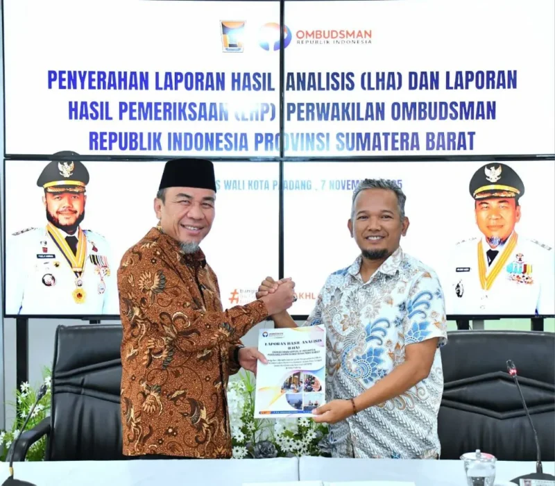 Wakil Wali Kota Padang Maigus Nasir menerima LHA dan LHP dari Kepala Perwakilan Ombudsman RI Sumbar, Adel Wahidi di Gedung Putih Kediaman Resmi Wali Kota Padang, Jumat (7/11/2025). (Foto: Prokopim Padang)