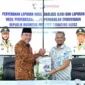 Wakil Wali Kota Padang Maigus Nasir menerima LHA dan LHP dari Kepala Perwakilan Ombudsman RI Sumbar, Adel Wahidi di Gedung Putih Kediaman Resmi Wali Kota Padang, Jumat (7/11/2025). (Foto: Prokopim Padang)