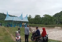 Warga hanya melihat di sepanjang pinggir sungai di Kampung Akat, Nagari Kambang Utara. (Foto: Dok. Kis)