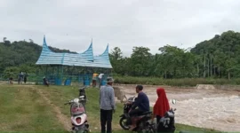 Warga hanya melihat di sepanjang pinggir sungai di Kampung Akat, Nagari Kambang Utara. (Foto: Dok. Kis)