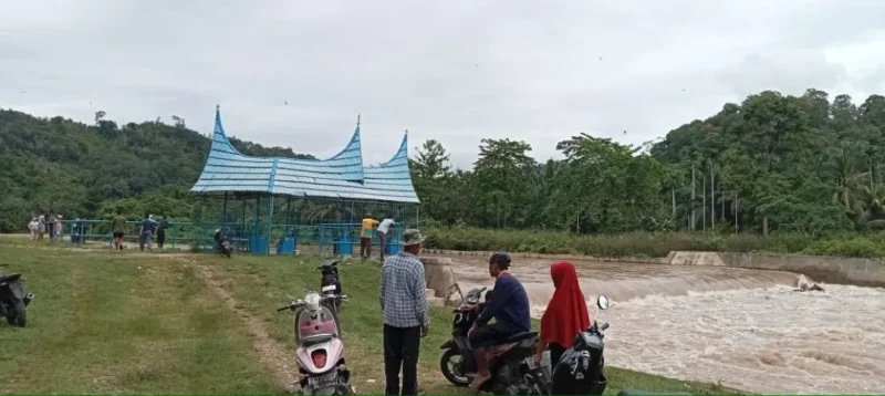 Warga hanya melihat di sepanjang pinggir sungai di Kampung Akat, Nagari Kambang Utara. (Foto: Dok. Kis)