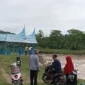 Warga hanya melihat di sepanjang pinggir sungai di Kampung Akat, Nagari Kambang Utara. (Foto: Dok. Kis)
