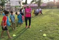 
Ketua Pelaksana, Rozi Marzeki saat memantapkan persiapan bersama atlet binaan. (Foto: Dok. AG)

