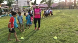 
Ketua Pelaksana, Rozi Marzeki saat memantapkan persiapan bersama atlet binaan. (Foto: Dok. AG)
