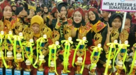 Unit Bahana Gempita Salido dari MTsN 1 Pesisir Selatan, foto bersama usai tampil. (Foto: Dok. Kominfo)