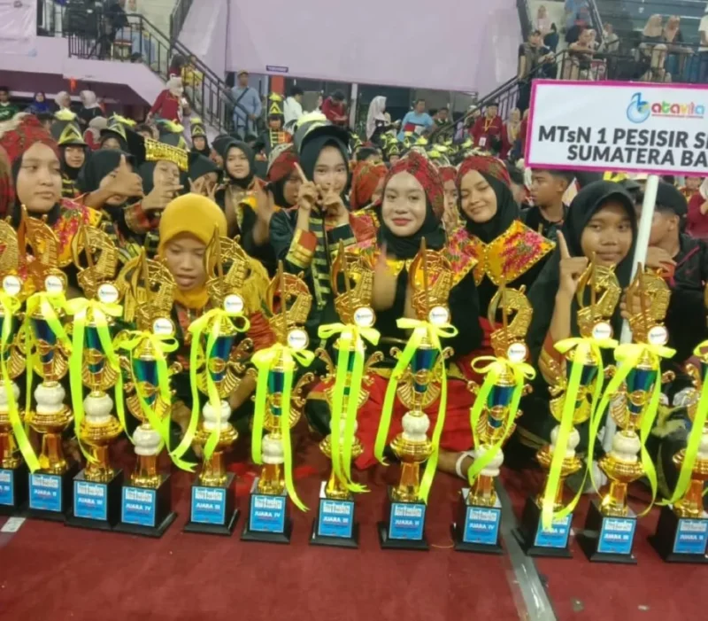 Unit Bahana Gempita Salido dari MTsN 1 Pesisir Selatan, foto bersama usai tampil. (Foto: Dok. Kominfo)
