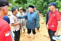 Wakil Wali Kota Padang, Maigus Nasir, meninjau korban banjir di kawasan Guo, Kelurahan Kuranji, Kecamatan Kuranji, Jumat (27/11/2025). (Foto: Prokopim Padang)