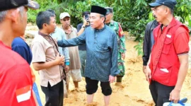 Wakil Wali Kota Padang, Maigus Nasir, meninjau korban banjir di kawasan Guo, Kelurahan Kuranji, Kecamatan Kuranji, Jumat (27/11/2025). (Foto: Prokopim Padang)