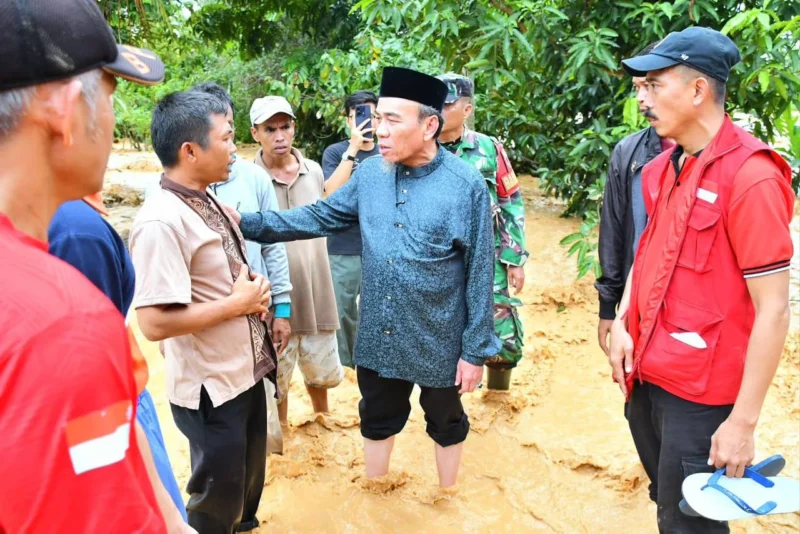Wakil Wali Kota Padang, Maigus Nasir, meninjau korban banjir di kawasan Guo, Kelurahan Kuranji, Kecamatan Kuranji, Jumat (27/11/2025). (Foto: Prokopim Padang)