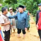 Wakil Wali Kota Padang, Maigus Nasir, meninjau korban banjir di kawasan Guo, Kelurahan Kuranji, Kecamatan Kuranji, Jumat (27/11/2025). (Foto: Prokopim Padang)