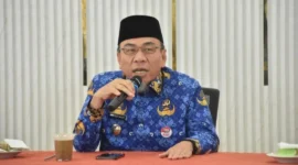 Ketua Umum LPTQ Padang, Maigus Nasir memimpin Rapat Konsolidasi Pengurus LPTQ di Aula DKK Kota Padang, Senin (17/11/2025). (Foto: Prokopim Padang)