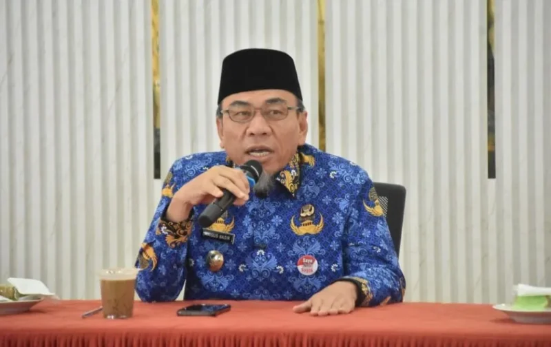 Ketua Umum LPTQ Padang, Maigus Nasir memimpin Rapat Konsolidasi Pengurus LPTQ di Aula DKK Kota Padang, Senin (17/11/2025). (Foto: Prokopim Padang)