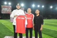 Wali Kota Padang, Fadly Amran menutup ajang Manufer Super League 2025 di Lapangan Mini Soccer Top Score Arena, Tunggul Hitam, Jumat (31/10/2025). (Foto: Prokopim Padang)