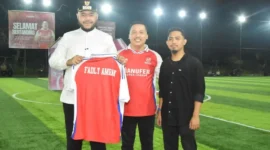 Wali Kota Padang, Fadly Amran menutup ajang Manufer Super League 2025 di Lapangan Mini Soccer Top Score Arena, Tunggul Hitam, Jumat (31/10/2025). (Foto: Prokopim Padang)