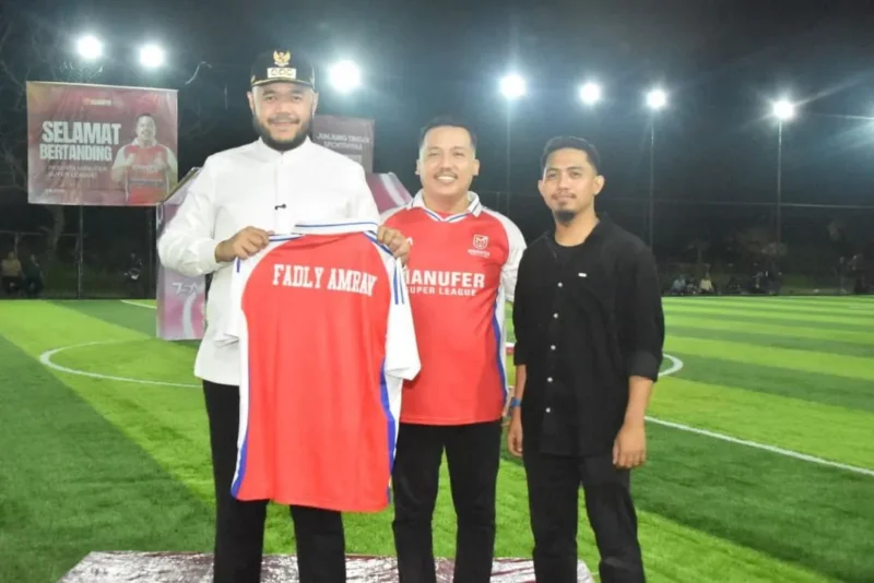 Wali Kota Padang, Fadly Amran menutup ajang Manufer Super League 2025 di Lapangan Mini Soccer Top Score Arena, Tunggul Hitam, Jumat (31/10/2025). (Foto: Prokopim Padang)