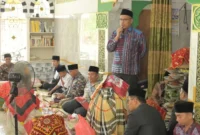 Sekdaprov Sumbar, Arry Yuswandi menghadiri peringatan Maulid Nabi Muhammad SAW 1447 H di Surau Nurul Ikhlas Belakang Panti, Korong Kampung Durian, Kecamatan Lubuk Alung, Kabupaten Padang Pariaman, Minggu (16/11/2025). (Foto: ADPSB)