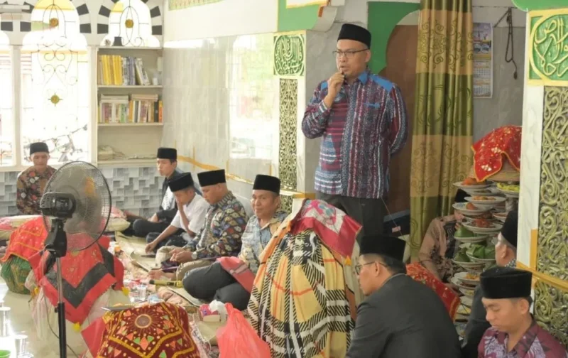 Sekdaprov Sumbar, Arry Yuswandi menghadiri peringatan Maulid Nabi Muhammad SAW 1447 H di Surau Nurul Ikhlas Belakang Panti, Korong Kampung Durian, Kecamatan Lubuk Alung, Kabupaten Padang Pariaman, Minggu (16/11/2025). (Foto: ADPSB)