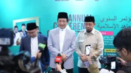 Menteri Agama Nasaruddin Umar (tengah) seusai memberikan sambutan dalam Annual Conference on Pesantren Education yang diselenggarakan oleh Majelis Masyayikh di Jakarta, Rabu (5/11/2025). (Foto: Ahmad Syawlana/Kemenag)
