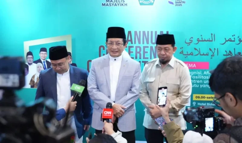 Menteri Agama Nasaruddin Umar (tengah) seusai memberikan sambutan dalam Annual Conference on Pesantren Education yang diselenggarakan oleh Majelis Masyayikh di Jakarta, Rabu (5/11/2025). (Foto: Ahmad Syawlana/Kemenag)