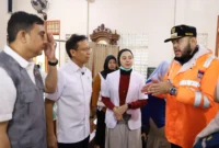 Wali Kota Padang, Fadly Amran mendampingi Menteri Kesehatan, Budi Gunadi Sadikin ke posko korban terdampak banjir di Lubuk Minturun, Kecamatan Koto Tangah, Jumat (28/11/2025). (Foto: Prokopim Padang)