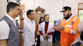 Wali Kota Padang, Fadly Amran mendampingi Menteri Kesehatan, Budi Gunadi Sadikin ke posko korban terdampak banjir di Lubuk Minturun, Kecamatan Koto Tangah, Jumat (28/11/2025). (Foto: Prokopim Padang)