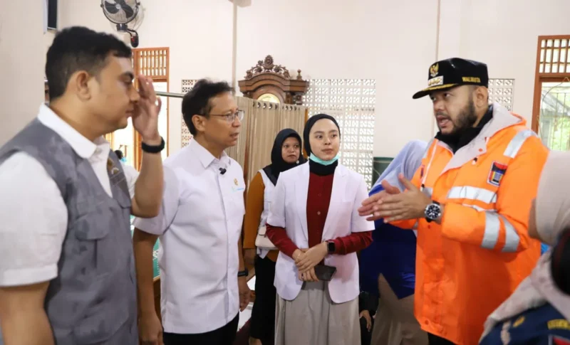 Wali Kota Padang, Fadly Amran mendampingi Menteri Kesehatan, Budi Gunadi Sadikin ke posko korban terdampak banjir di Lubuk Minturun, Kecamatan Koto Tangah, Jumat (28/11/2025). (Foto: Prokopim Padang)