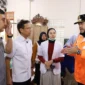Wali Kota Padang, Fadly Amran mendampingi Menteri Kesehatan, Budi Gunadi Sadikin ke posko korban terdampak banjir di Lubuk Minturun, Kecamatan Koto Tangah, Jumat (28/11/2025). (Foto: Prokopim Padang)