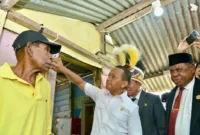 Menteri ESDM Bahlil Lahadalia meresmikan penyalaan listrik bagi 100 penerima BPBL pertama di kabupaten Fakfak, Papua Barat, Minggu (16/11). (Foto: Kementerian ESDM)