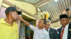 Menteri ESDM Bahlil Lahadalia meresmikan penyalaan listrik bagi 100 penerima BPBL pertama di kabupaten Fakfak, Papua Barat, Minggu (16/11). (Foto: Kementerian ESDM)