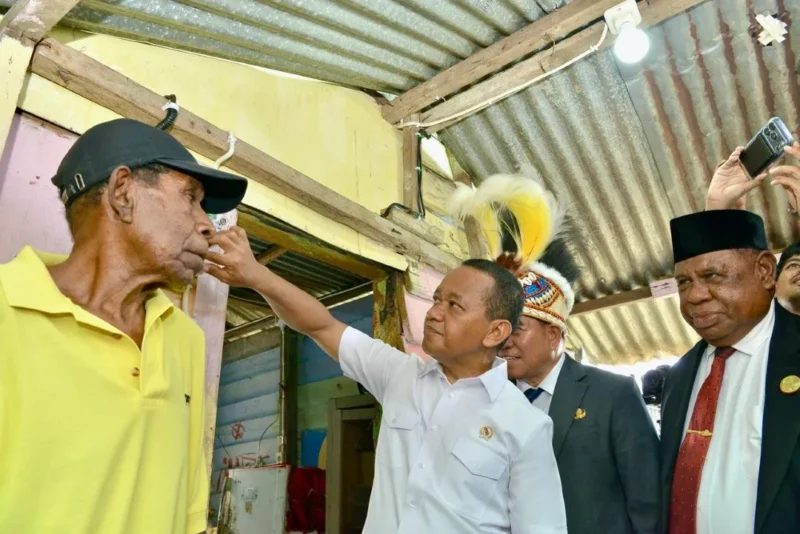 Menteri ESDM Bahlil Lahadalia meresmikan penyalaan listrik bagi 100 penerima BPBL pertama di kabupaten Fakfak, Papua Barat, Minggu (16/11). (Foto: Kementerian ESDM)