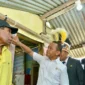 Menteri ESDM Bahlil Lahadalia meresmikan penyalaan listrik bagi 100 penerima BPBL pertama di kabupaten Fakfak, Papua Barat, Minggu (16/11). (Foto: Kementerian ESDM)