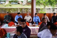 Menteri Ekonomi Kreatif Teuku Riefky Harsya bersama Bupati Eka Putra, Wakil Bupati Ahmad Fadly, unsur Forkopimda dan lainnya menikmati makan bajamba di Istana Pagaruyung, Minggu (23/11/2025). (Foto: Prokopim Tanah Datar)