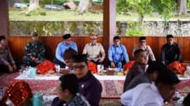 Menteri Ekonomi Kreatif Teuku Riefky Harsya bersama Bupati Eka Putra, Wakil Bupati Ahmad Fadly, unsur Forkopimda dan lainnya menikmati makan bajamba di Istana Pagaruyung, Minggu (23/11/2025). (Foto: Prokopim Tanah Datar)
