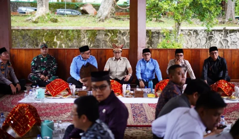 Menteri Ekonomi Kreatif Teuku Riefky Harsya bersama Bupati Eka Putra, Wakil Bupati Ahmad Fadly, unsur Forkopimda dan lainnya menikmati makan bajamba di Istana Pagaruyung, Minggu (23/11/2025). (Foto: Prokopim Tanah Datar)
