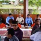 Menteri Ekonomi Kreatif Teuku Riefky Harsya bersama Bupati Eka Putra, Wakil Bupati Ahmad Fadly, unsur Forkopimda dan lainnya menikmati makan bajamba di Istana Pagaruyung, Minggu (23/11/2025). (Foto: Prokopim Tanah Datar)