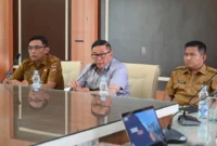 Wali Kota Bukittinggi Ramlan Nurmatias memimpin rapat koordinasi persiapan Minang Geopark Run 2025 bersama panitia pelaksana di Ruang Rapat Lantai III Balai Kota, Selasa (4/11). (Foto: Pemko Bukittinggi)