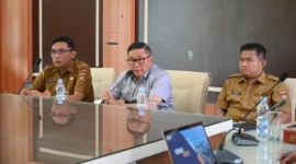 Wali Kota Bukittinggi Ramlan Nurmatias memimpin rapat koordinasi persiapan Minang Geopark Run 2025 bersama panitia pelaksana di Ruang Rapat Lantai III Balai Kota, Selasa (4/11). (Foto: Pemko Bukittinggi)