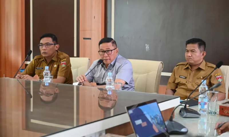Wali Kota Bukittinggi Ramlan Nurmatias memimpin rapat koordinasi persiapan Minang Geopark Run 2025 bersama panitia pelaksana di Ruang Rapat Lantai III Balai Kota, Selasa (4/11). (Foto: Pemko Bukittinggi)