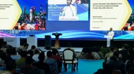 Menurut ESDM Bahlil Lahadalia menyampaikan laporan peresmian pabrik PT Lotte Chemical Indonesia (LCI) kepada Presiden Prabowo Subianto pada Kamis (6/11). (Foto: Kementerian ESDM)