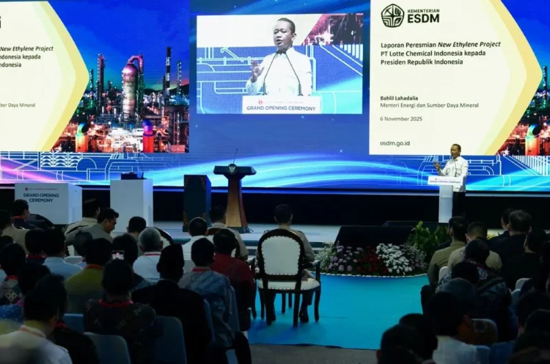 Menurut ESDM Bahlil Lahadalia menyampaikan laporan peresmian pabrik PT Lotte Chemical Indonesia (LCI) kepada Presiden Prabowo Subianto pada Kamis (6/11). (Foto: Kementerian ESDM)